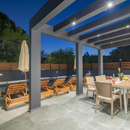 Kozakos With Private Swimming Pools *